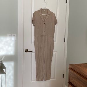 Old Navy short-sleeve linen jumpsuit in oatmeal/tan/beige color. Size M.
